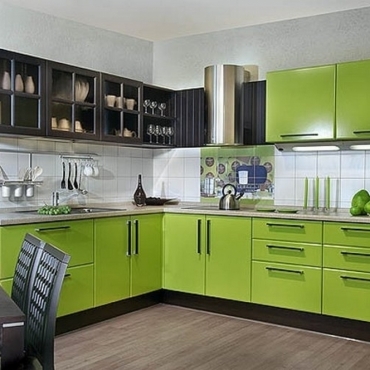 Шикарный интерьер кухни салатового цвета фото