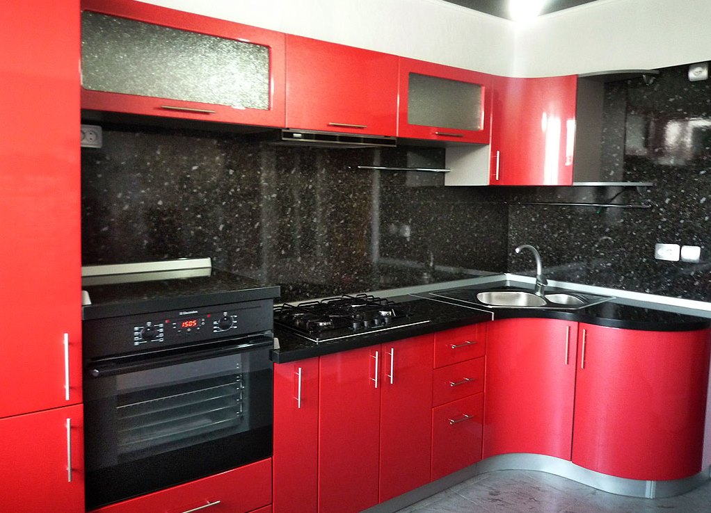 Красно черная кухня в интерьере